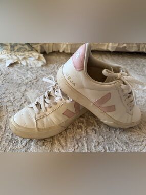 Veja Women's Leather Low-Top Sneakers in White and Pink-37